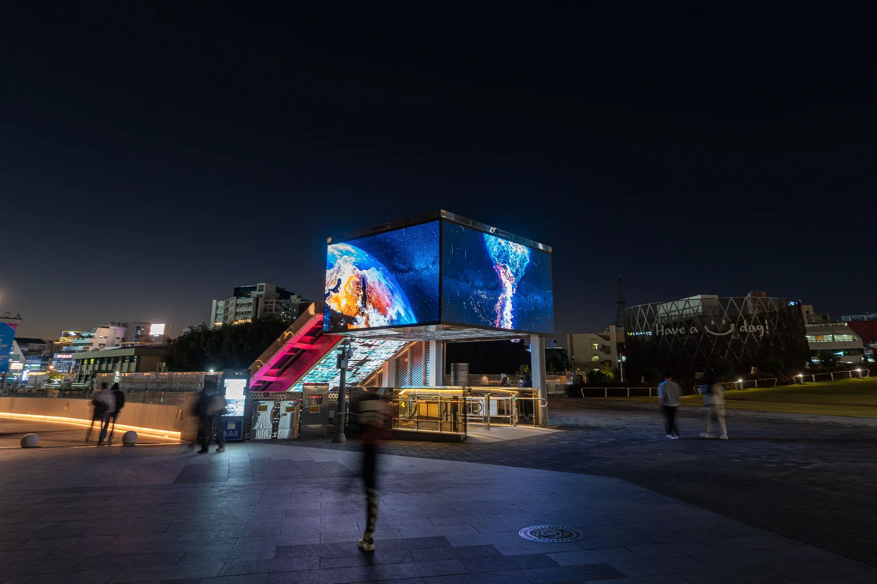 Connected digital display operating in a real environment